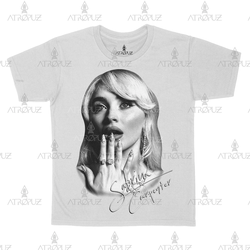 Camiseta Algodão Unissex Sabrina Carpenter Preto e Branco