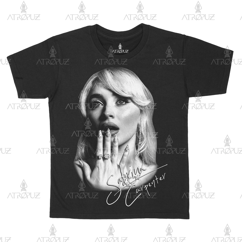 Camiseta Algodão Unissex Sabrina Carpenter Preto e Branco